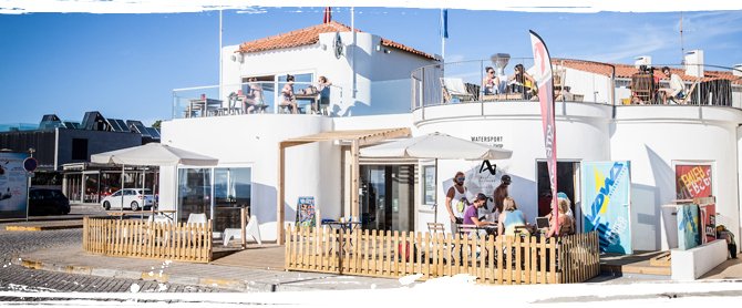 Das AllYouCanSurf Café am Strand von Moledo