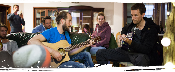 AllYouCanSurf Halbzeit in Moledo Timo und die anderen spielen im Surfhaus entspannt Gitarre.