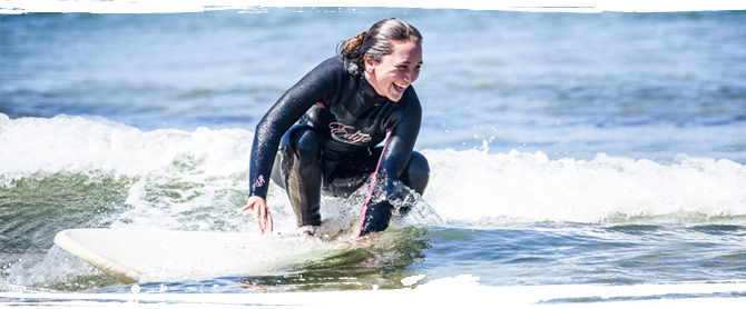 Zum ersten mal auf dem Board stehen und die Welle surfen!