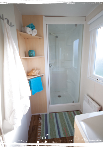 Das Duschbad im maritimen Stil bietet ausreichend Platz zum Wohlfühlen.