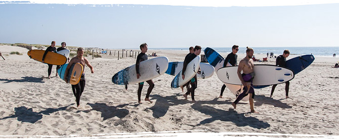Surfer bereiten sich am Strand von Petten auf ihren nächsten Surfkurs mit AllYouCanSurf vor