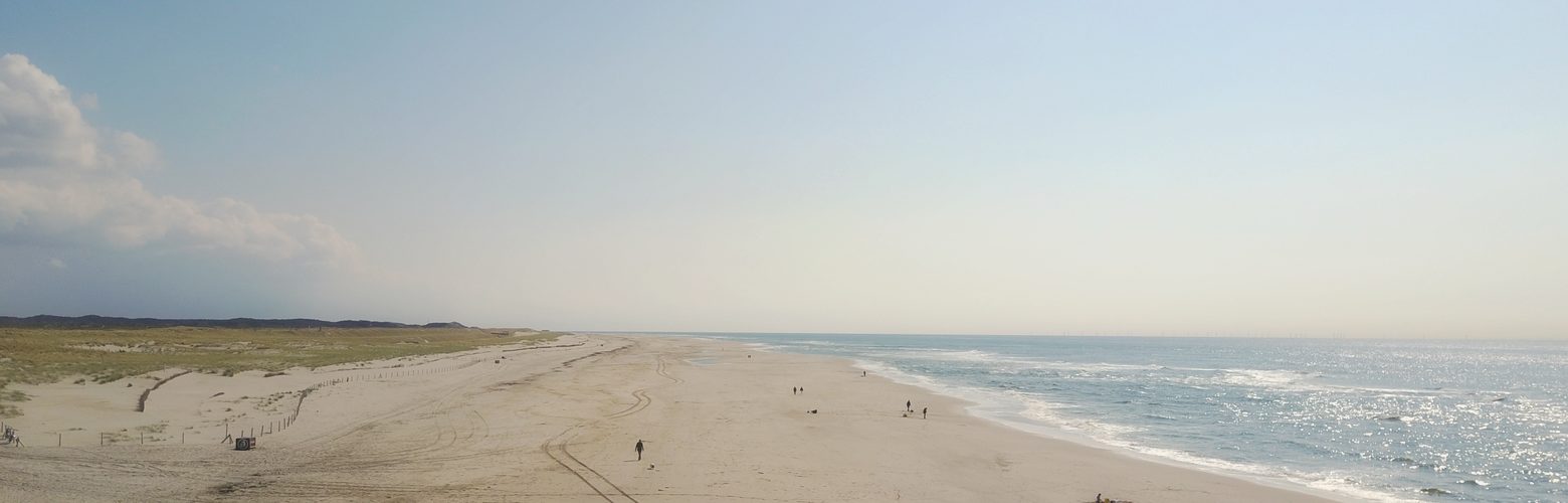 Endloser Sandstrand an der Nordsee bei Petten mit Duenen und viel freiem Platz zum Kitesurfen